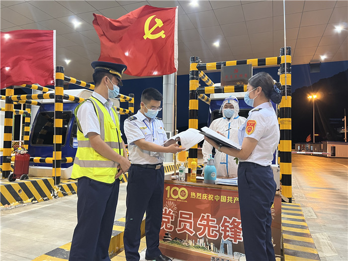 7月16日，甘肅省公航旅渭武高速運營公司紀(jì)檢監(jiān)察干部深入宕昌西收費站督查疫情防控措施落實情況。陳強 攝.jpg