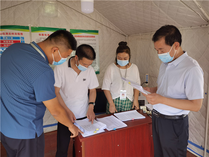 7月18日，慶陽市紀(jì)委監(jiān)委督查組在慶陽汽車北站了解來慶返慶人員信息登記、四級網(wǎng)格落實等疫情防控措施落實情況。 張霖森 攝.jpg