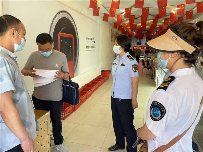 7月20日，定西市漳縣紀(jì)委監(jiān)委駐縣衛(wèi)生健康局紀(jì)檢監(jiān)察組抽調(diào)縣市場監(jiān)管局、衛(wèi)建局工作人員,深入新寺鎮(zhèn)萬家超市查看人員出入登記、環(huán)境消殺等。 蔣湘濤 攝.jpg