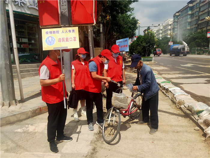 7月21日，定西市通渭縣紀(jì)委監(jiān)委機關(guān)志愿者在城區(qū)開展“不聚集、戴口罩”志愿活動。.jpg