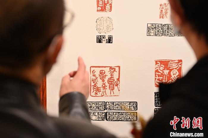 圖為甘肅蘭州，參展作品吸引參觀者。 中新社記者 李亞龍 攝