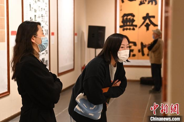 圖為甘肅蘭州，參展書法作品吸引參觀者。 中新社記者 李亞龍 攝