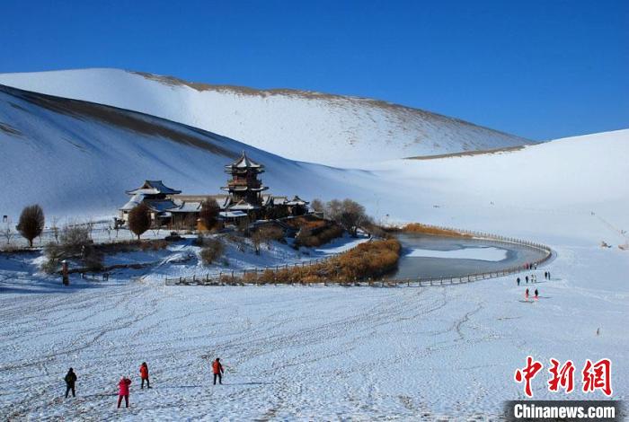 敦煌市鳴沙山月牙泉雪景如畫(huà)。(資料圖) 張曉亮 　攝