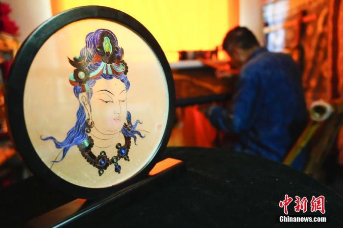 圖為劉云帆所創(chuàng)作的敦煌元素刺繡作品。 中新社發(fā) 謝秉錫 攝