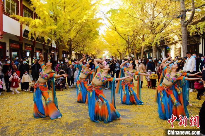 圖為秦州區(qū)文旅局組織的舞蹈隊(duì)帶來的舞蹈《絲路》?！∏刂輩^(qū)委宣布供圖