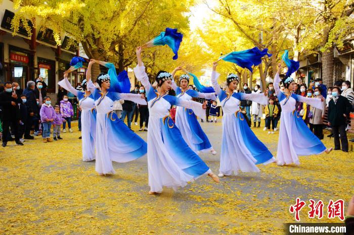 圖為秦州區(qū)文旅局組織的舞蹈隊(duì)帶來的舞蹈《萬疆》?！∏刂輩^(qū)委宣布供圖