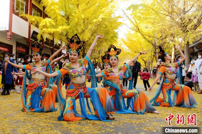 圖為秦州區(qū)文旅局組織的舞蹈隊(duì)帶來的舞蹈《絲路》。　秦州區(qū)委宣布供圖