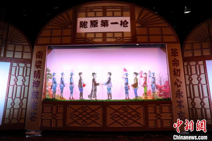 圖為甘肅新創(chuàng)紅色題材皮影戲《隴原第一槍》在蘭州市上演。(資料圖) 甘肅省文化和旅游廳供圖