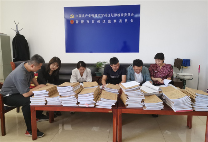 甘州區(qū)紀檢監(jiān)察干部會同財政、審計工作人員開展玉米制種款管理使用清查工作.jpg