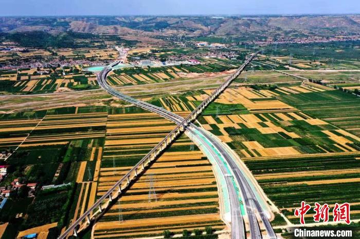 圖為甘肅境內的高速公路。(資料圖) 甘肅省交通運輸廳供圖