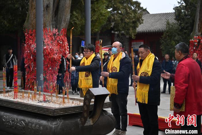 在甘肅天水市伏羲廟內，參祭者雙手持香，祭拜人文始祖伏羲?！±顏嘄?攝