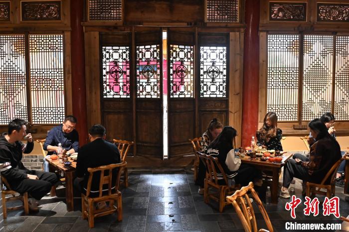 圖為甘肅天水市秦州區(qū)平南鎮(zhèn)蘇灣村民俗莊園內的“圍爐煮茶”網(wǎng)紅打卡點。(資料圖) 李亞龍 攝