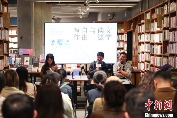 《至少還有文學(xué)》推出：在今天，我們?yōu)槭裁催€需要文學(xué)？