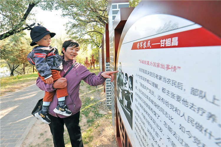 嘉峪關(guān)市紀(jì)委監(jiān)委通過(guò)實(shí)施“政治鑄廉、教育促廉、文化育廉、陣地助廉、監(jiān)督固廉”等“五廉”行動(dòng)，深入推進(jìn)新時(shí)代廉潔文化建設(shè)。圖為市民在迎賓湖絲路廉潔文化主題公園“勤廉楷模墻”接受廉潔文化教育。.jpg