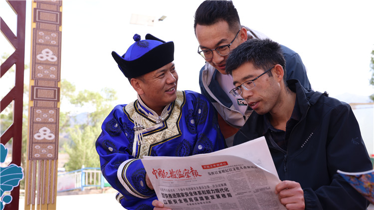 2023年6月8日，甘肅省張掖市肅南裕固族自治縣紅灣寺鎮(zhèn)紀(jì)委工作人員在一小區(qū)廉政文化主題廣場(chǎng)與社區(qū)居民拉家常，宣傳廉潔知識(shí)，共話廉潔文化.jpg