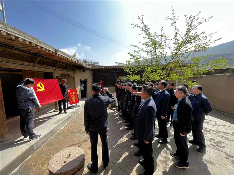 圖為臨夏州紀(jì)委監(jiān)委組織黨員干部在東鄉(xiāng)縣布塄溝黨史教育基地開(kāi)展革命教育活動(dòng)，賡續(xù)紅色血脈、汲取奮進(jìn)力量、激發(fā)干事熱情。.png