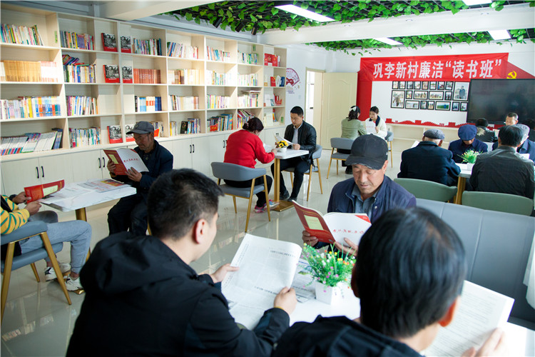 隴南市禮縣開(kāi)展廉潔書(shū)籍進(jìn)農(nóng)家書(shū)屋活動(dòng)，圖為羅壩鎮(zhèn)鞏李新村舉辦的“廉潔讀書(shū)班”。.jpg