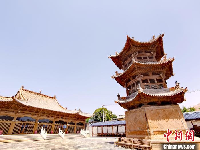 圖為阿河灘清真寺局部?！?zhí)砀?攝
