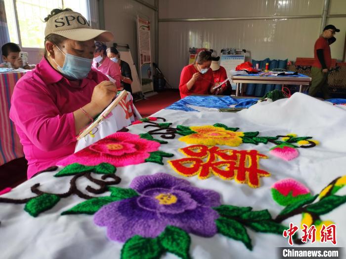 圖為婦女制作青繡。　張?zhí)砀?攝