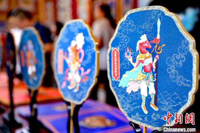 圖為唐卡延伸產(chǎn)品?！⊙Φ?攝