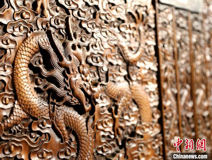 圖為青海永錄民俗博物館內(nèi)珍藏的中式家具細(xì)節(jié)展示?！⊙Φ?攝