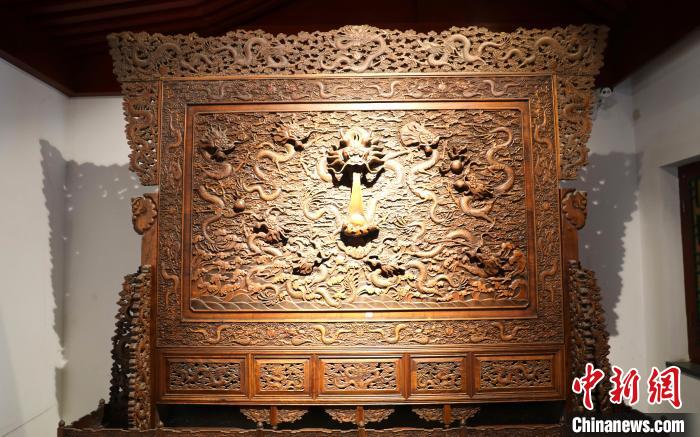 圖為青海永錄民俗博物館內(nèi)珍藏的中式家具?！⊙Φ?攝