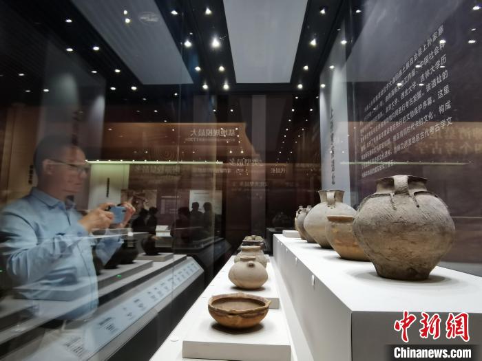 圖為河湟文化博物館展陳的陶器?！?zhí)砀?攝
