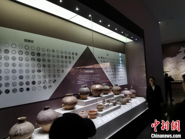 圖為河湟文化博物館展示的當(dāng)?shù)爻鐾敛侍盏募y飾類別?！?zhí)砀?攝
