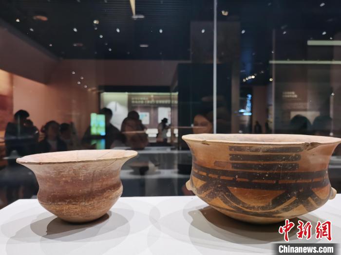圖為河湟文化博物館展陳的陶器?！?zhí)砀?攝
