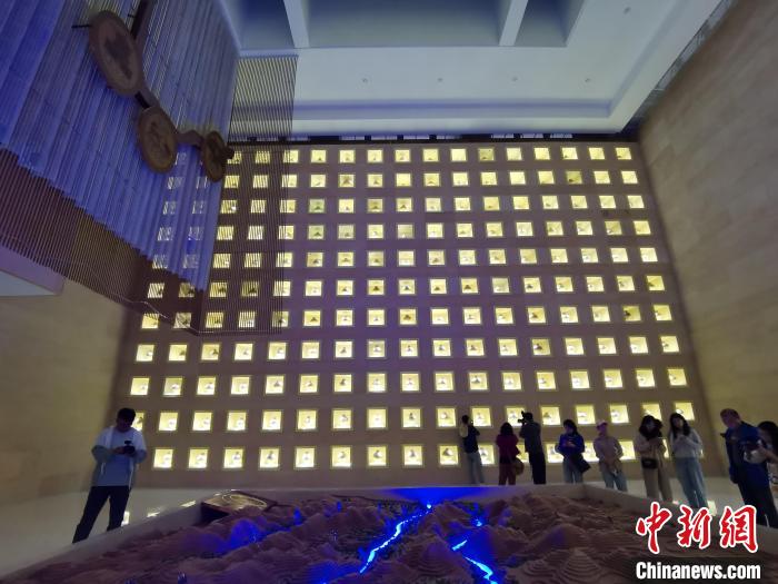 圖為河湟文化博物館序廳的左右彩陶墻放置的374件彩陶。　張?zhí)砀?攝