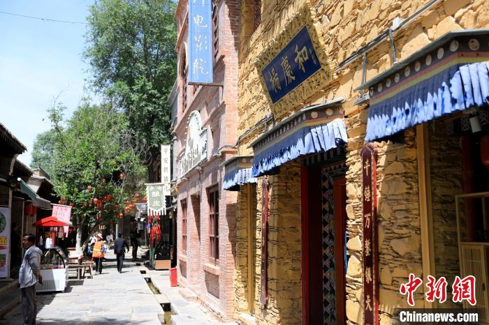 圖為平安驛·河湟民俗文化體驗(yàn)地的門店?！⊙Φ?攝