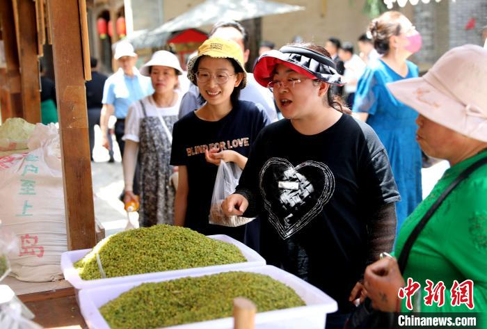 圖為民眾購買青海特色小吃?！⊙Φ?攝