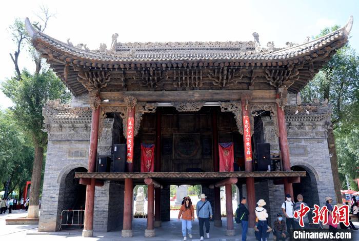 圖為平安驛·河湟民俗文化體驗(yàn)地的戲樓。　薛蒂 攝