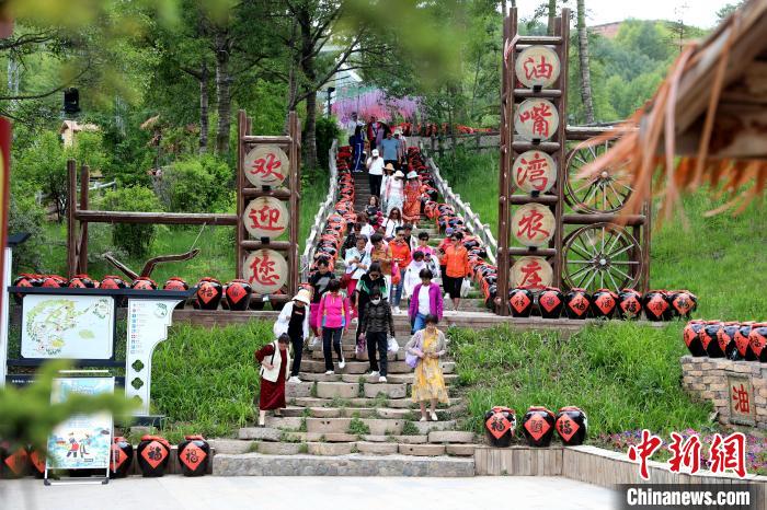 圖為油嘴灣生態(tài)文化景區(qū)的游客?！⊙Φ?攝