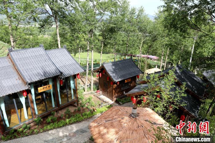 圖為景區(qū)內(nèi)依山而建的民宿?！⊙Φ?攝