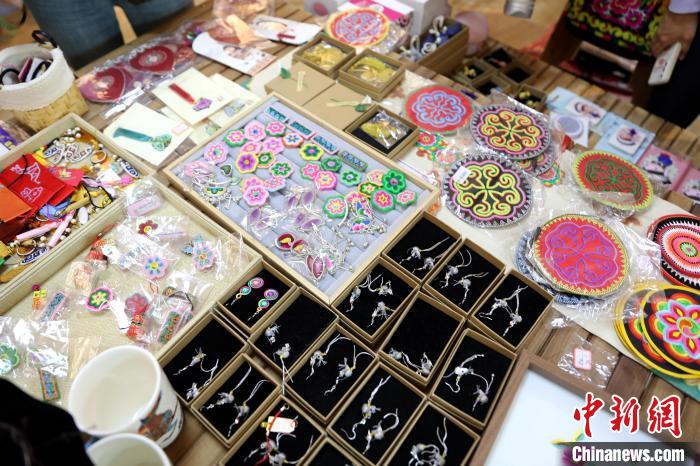 圖為盤繡作品?！⊙Φ?攝