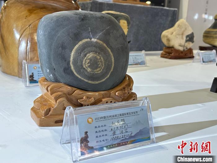 8月3日——7日，2023中國(蘭州)絲綢之路國際賞石文化節(jié)在甘肅國際會(huì)展中心舉行。圖為名為《和氏璧》的黃河石。楊娜 攝</p><p>