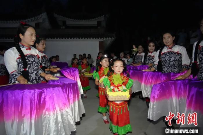 甘肅省西和縣姜席鎮(zhèn)晚霞湖畔，當(dāng)?shù)孛耖g舉行盛大的乞巧儀式。魏朵朵 攝