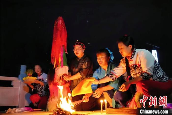 持續(xù)七天八夜的乞巧節(jié)正在西漢水上游的甘肅省西和縣進(jìn)行。西和縣姜席鎮(zhèn)晚霞湖畔，民眾“巧頭”點(diǎn)蠟、炷香、焚裱紙、跪拜，準(zhǔn)備將“巧娘娘”請(qǐng)進(jìn)院。魏朵朵 攝