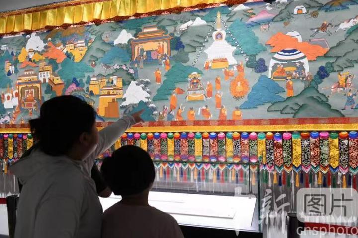 圖為觀眾觀看唐卡《涼州會(huì)盟》。 中新社記者 戴文昌 攝