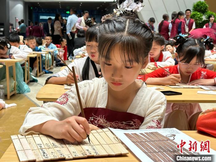圖為小朋友在甘肅簡牘博物館練習(xí)書法。　中新社記者 戴文昌 攝
