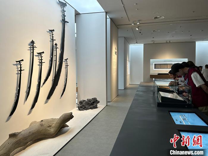 圖為觀眾在甘肅簡牘博物館參觀。中新社記者 戴文昌 攝