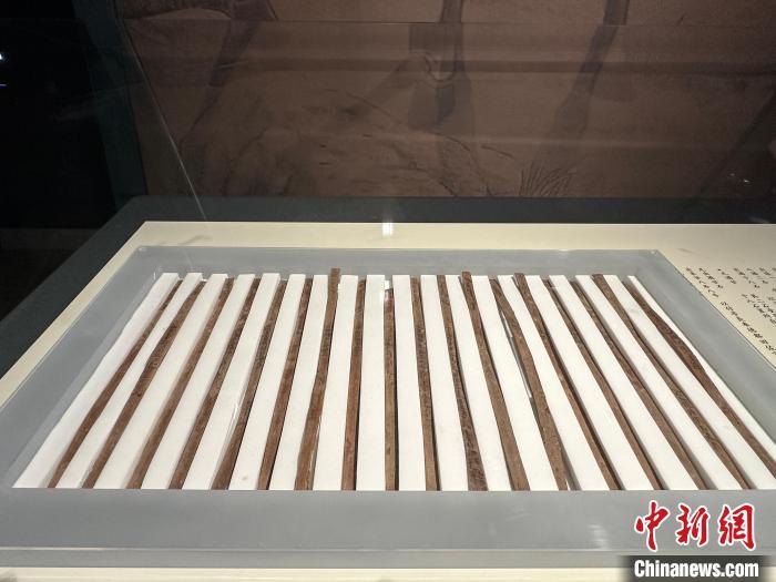 圖為甘肅簡牘博物館展陳的漢簡。中新社記者 戴文昌 攝
