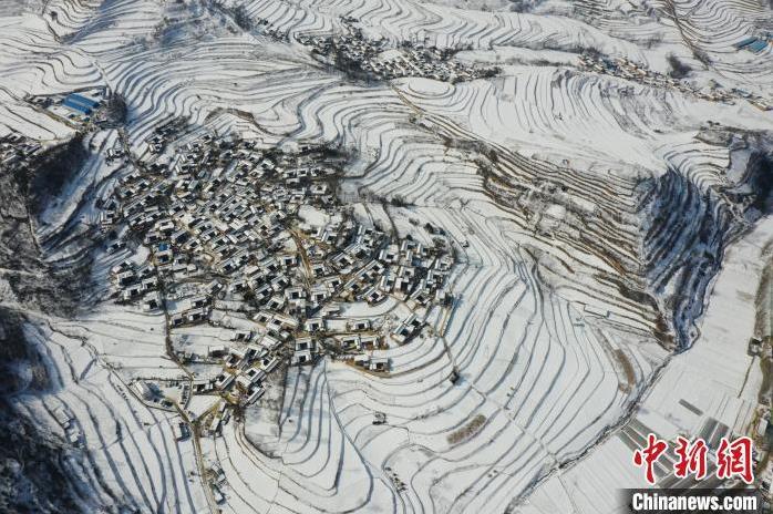 圖為航拍甘肅隴南市西和縣的“雪后鄉(xiāng)村”。(資料圖)張平良 攝
