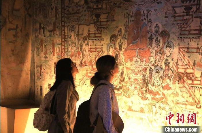 2023年8月27日，游客在甘肅省敦煌市博物館參觀文物展。張曉亮 攝(資料圖)