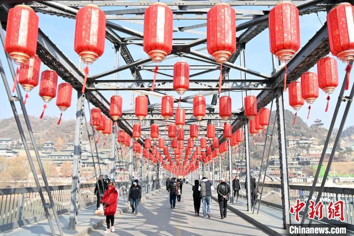 1月30日，裝扮一新的中山橋為即將到來的新春佳節(jié)增添節(jié)日氛圍。九美旦增 攝</p><p>