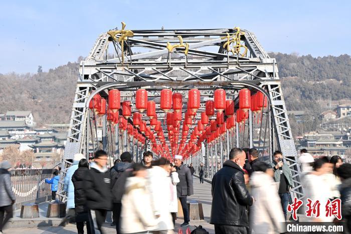 1月30日，裝扮一新的中山橋為即將到來的新春佳節(jié)增添節(jié)日氛圍。九美旦增攝</p><p>