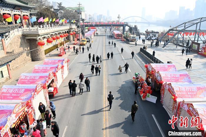 1月30日，蘭州黃河畔的年貨集市吸引顧客選購年貨。九美旦增 攝</p><p>