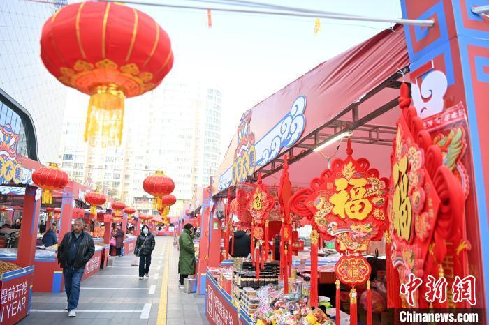 1月30日，蘭州街頭琳瑯滿目的年貨吸引顧客選購。九美旦增 攝</p><p>
