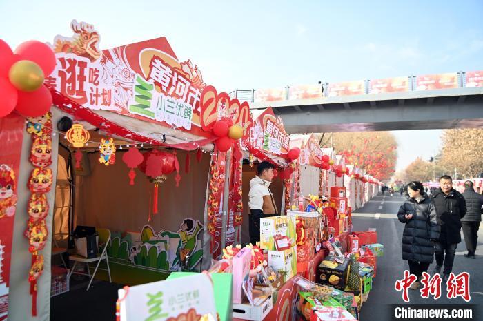 1月30日，蘭州黃河畔的年貨集市吸引顧客選購年貨。九美旦增 攝</p><p>